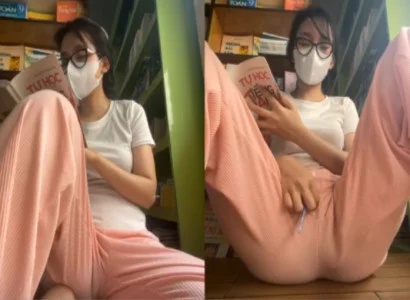 Con nhỏ vừa đọc từng trang vừa nhét sextoy vào lồn