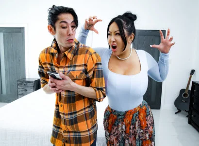 Chàng con trai đưa mẹ kế xăm trổ hàng múp đạt khoái cảm